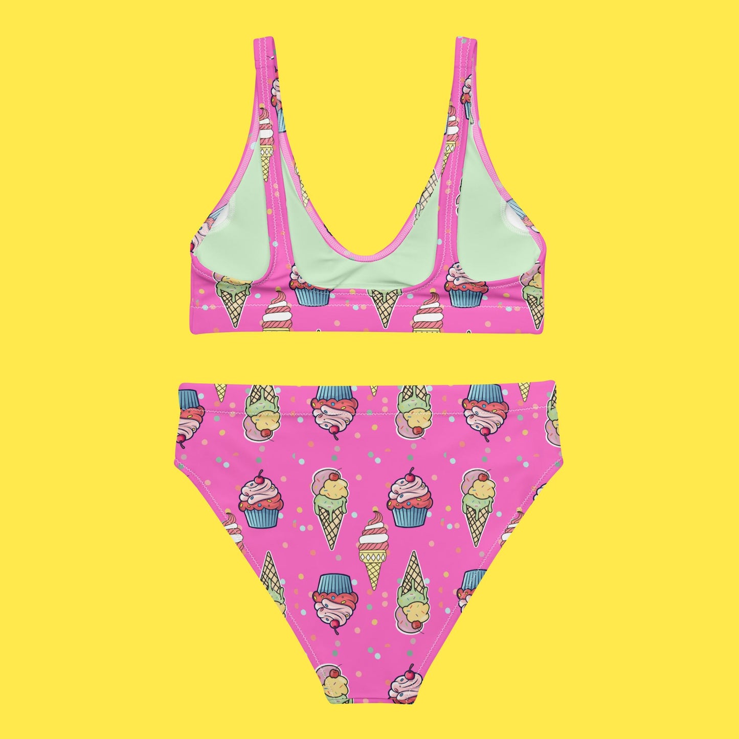 Farbenfroher, hoch geschnittener Bikini aus recyceltem Material