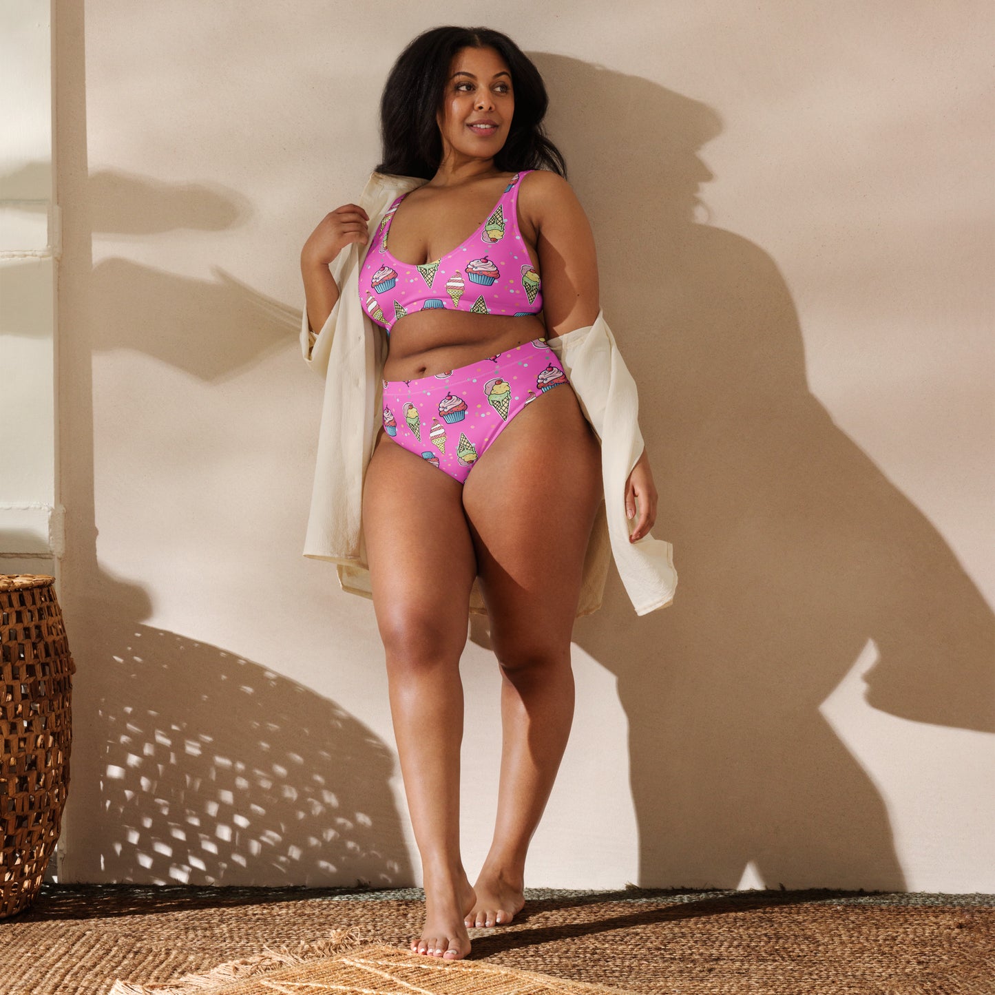 Farbenfroher, hoch geschnittener Bikini aus recyceltem Material