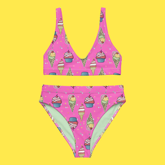 Farbenfroher, hoch geschnittener Bikini aus recyceltem Material