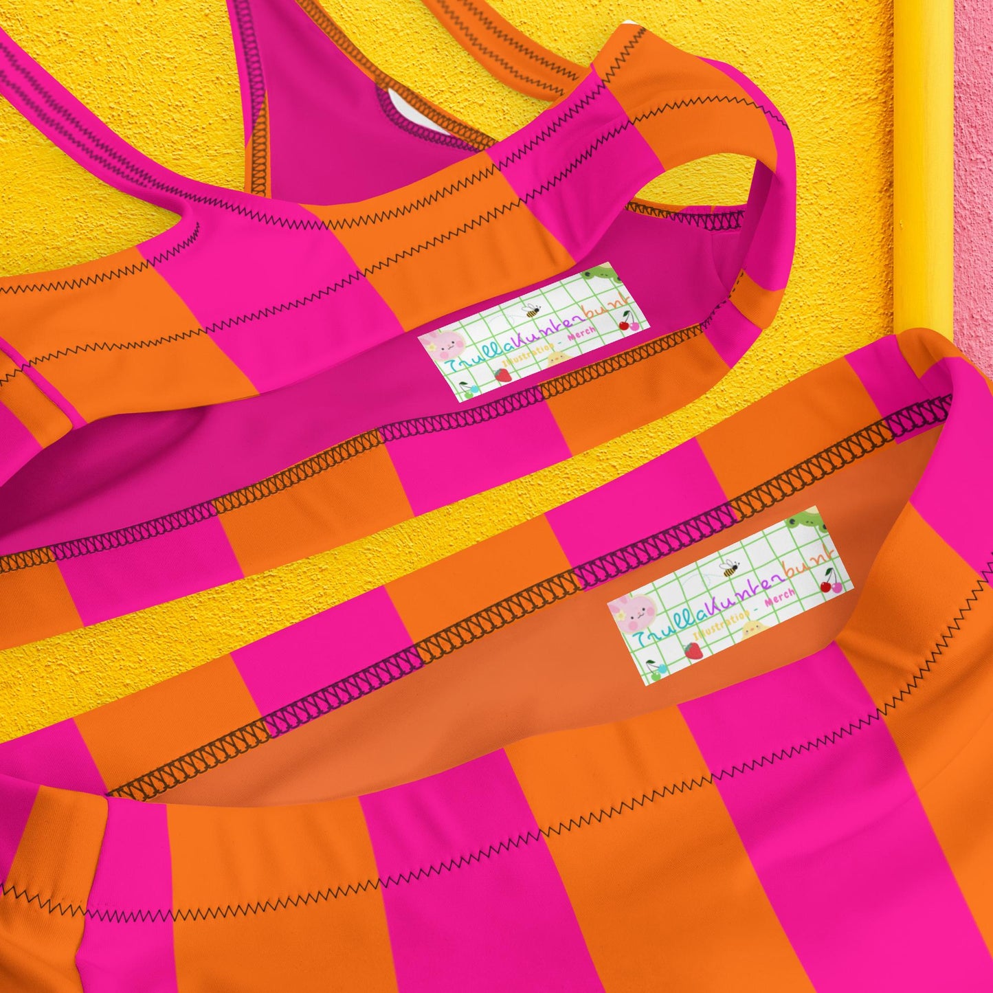 Neon pink/orange gestreift -  hoch geschnittener Bikini aus recyceltem Material